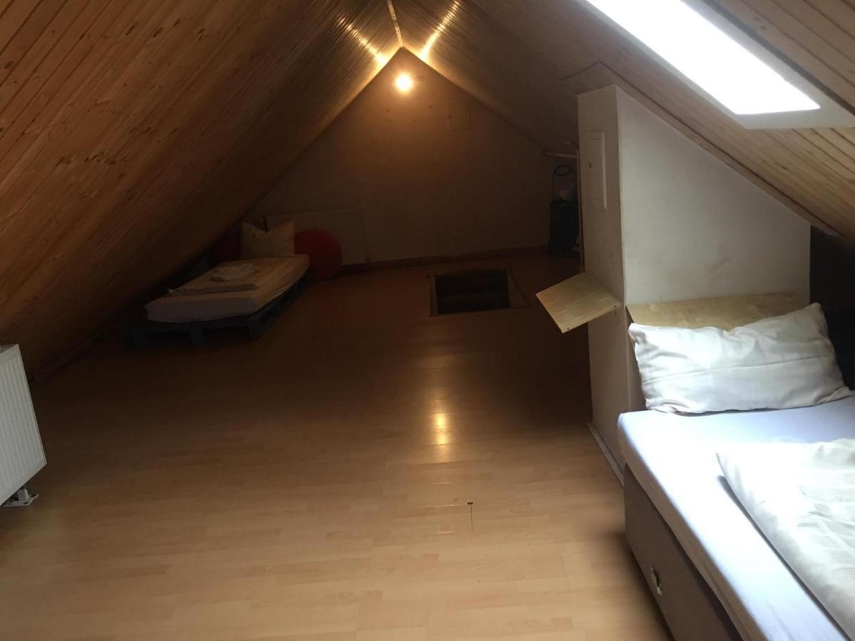 Zimmer Im Dachgeschoss Kaiserslautern Esterno foto