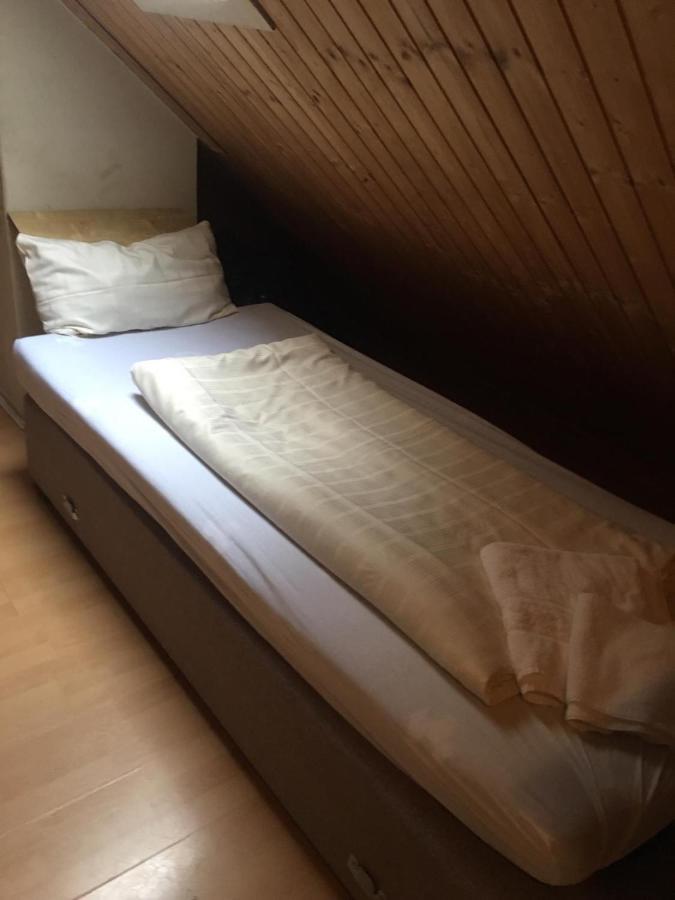 Zimmer Im Dachgeschoss Kaiserslautern Esterno foto