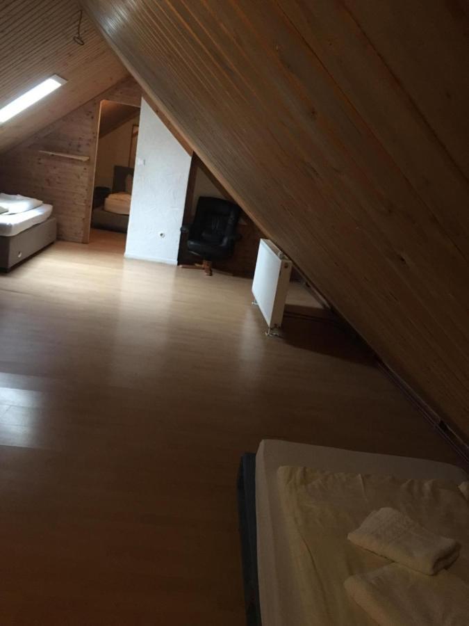 Zimmer Im Dachgeschoss Kaiserslautern Esterno foto