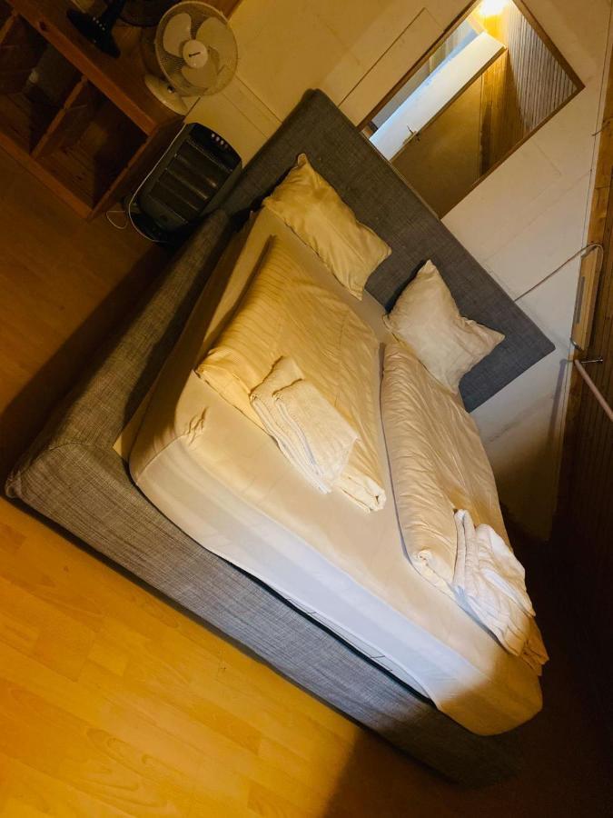 Zimmer Im Dachgeschoss Kaiserslautern Esterno foto