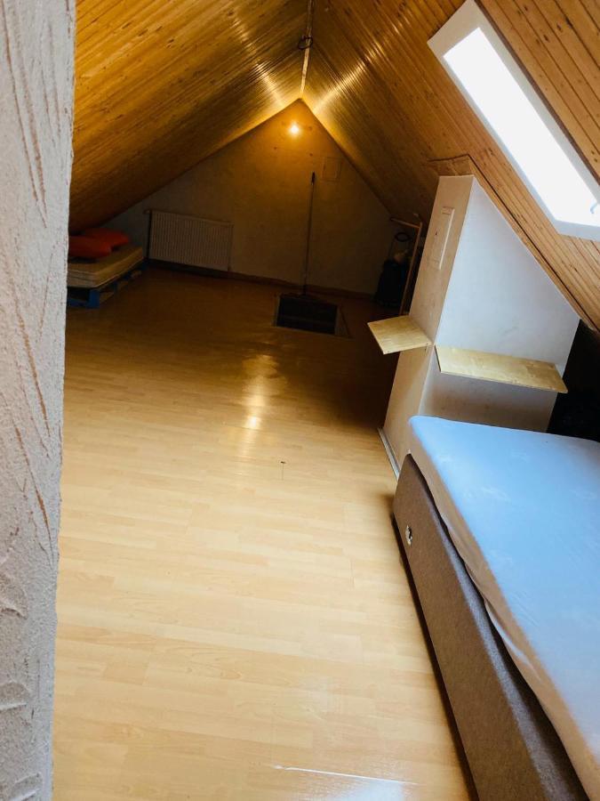 Zimmer Im Dachgeschoss Kaiserslautern Esterno foto