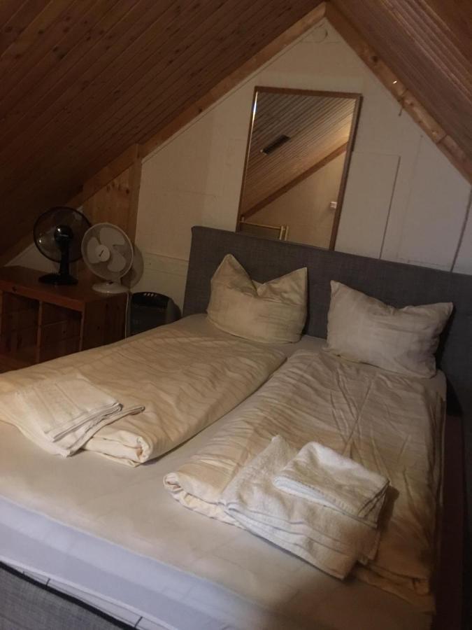 Zimmer Im Dachgeschoss Kaiserslautern Esterno foto